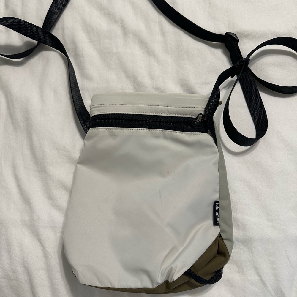 Waterbottle Crossbody - Picture 2 of 4
